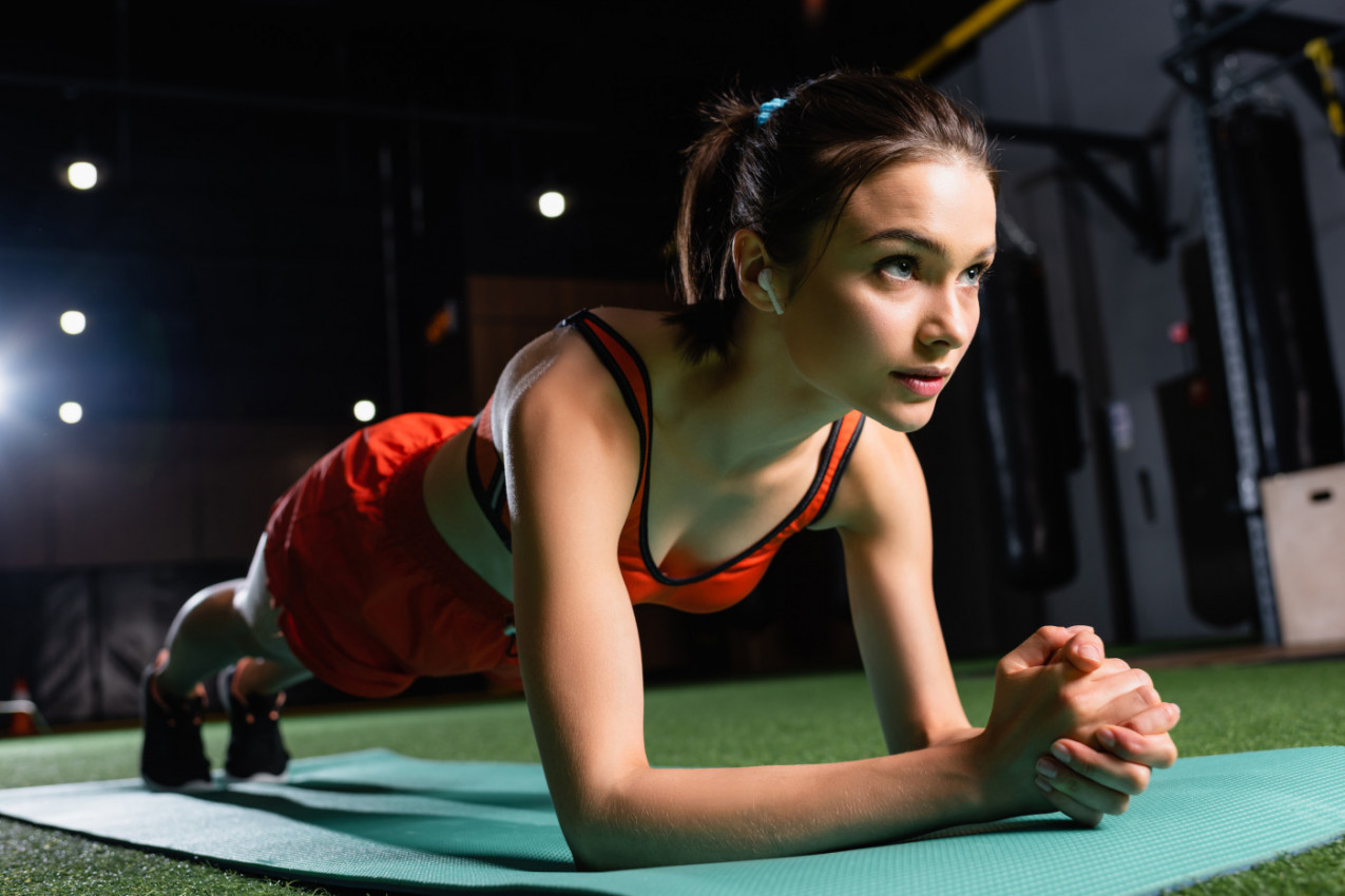 Ne treba vam teretana: Sa vežbom koja traje samo MINUT imaćete ZATEGNUT STOMAK i prava leđa