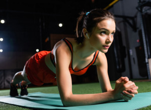 Ne treba vam teretana: Sa vežbom koja traje samo MINUT imaćete ZATEGNUT STOMAK i prava leđa