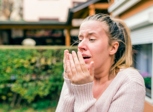 Kao da vozite 160 na sat i pritisnete kočnicu! Evo zašto nikad, ali baš nikad ne smete da zaustavljate kijanje