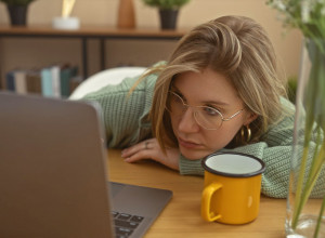 SEDITE po ceo dan? Preti vam dijabetes, depresija i ukočenost,  a REŠENJE je jednostavnije nego što mislite!