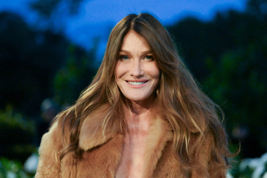 KARLA BRUNI blista na Nedelji mode, dok joj se muž sprema da robija 5 godina