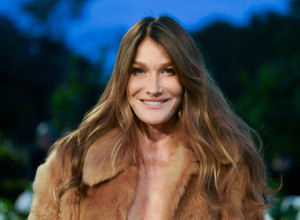 KARLA BRUNI blista na Nedelji mode, dok joj se muž sprema da robija 5 godina