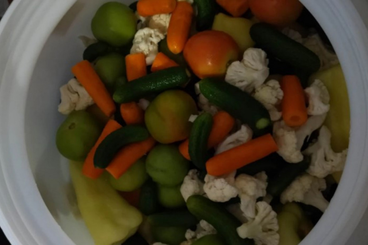 Starinska TURŠIJA U BURETU bez konzervansa: Zimska salata koja osvaja ukusom i čuva zdravlje