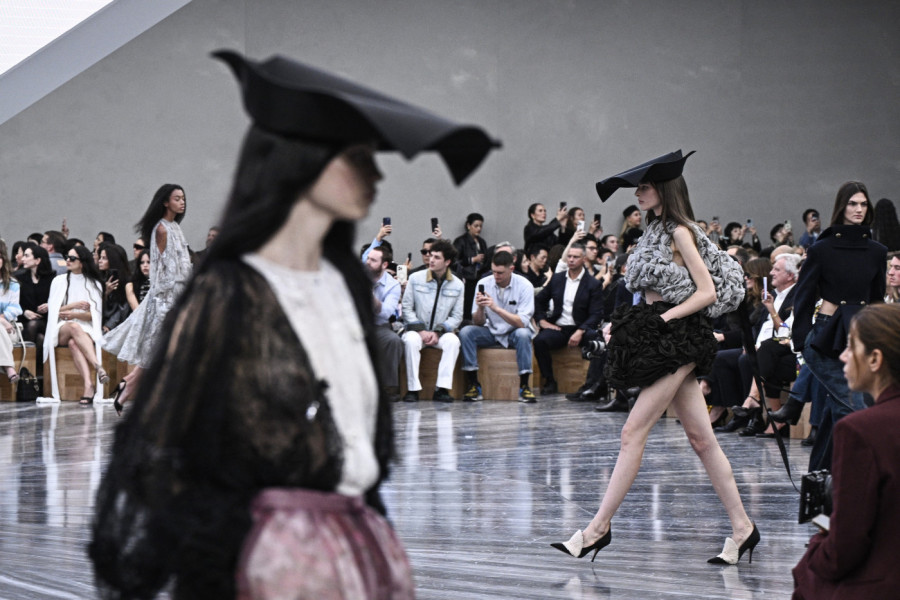 Poigravanje stilovima i stvaranje novih modnih trendova: Kristijan Dior kolekcija za 2026.