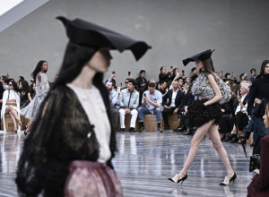 Poigravanje stilovima i stvaranje novih modnih trendova: Kristijan Dior kolekcija za 2026.