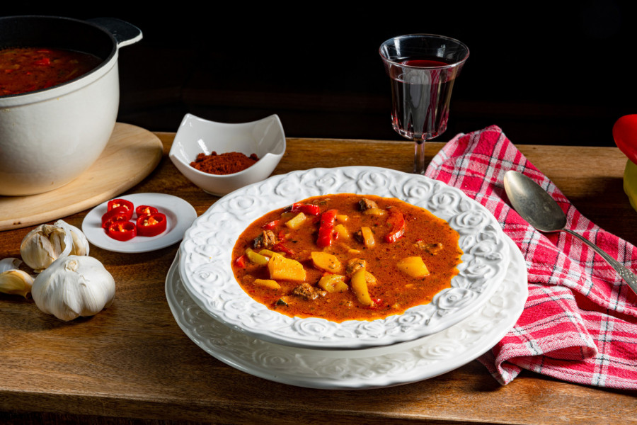 MAĐARSKI GULAŠ: Začinjeno STARINSKO jelo na kašiku koje tera jesenju hladnoću