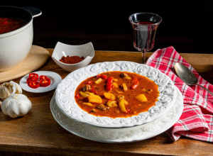 MAĐARSKI GULAŠ: Začinjeno STARINSKO jelo na kašiku koje tera jesenju hladnoću