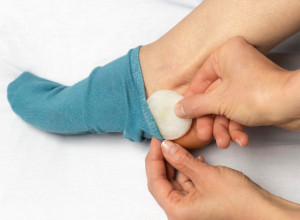 Prespavala je sa CRNIM LUKOM u čarapama: Ujutru nije mogla da veruje očima, ovaj TRIK Kinezi koriste 1.000 godina