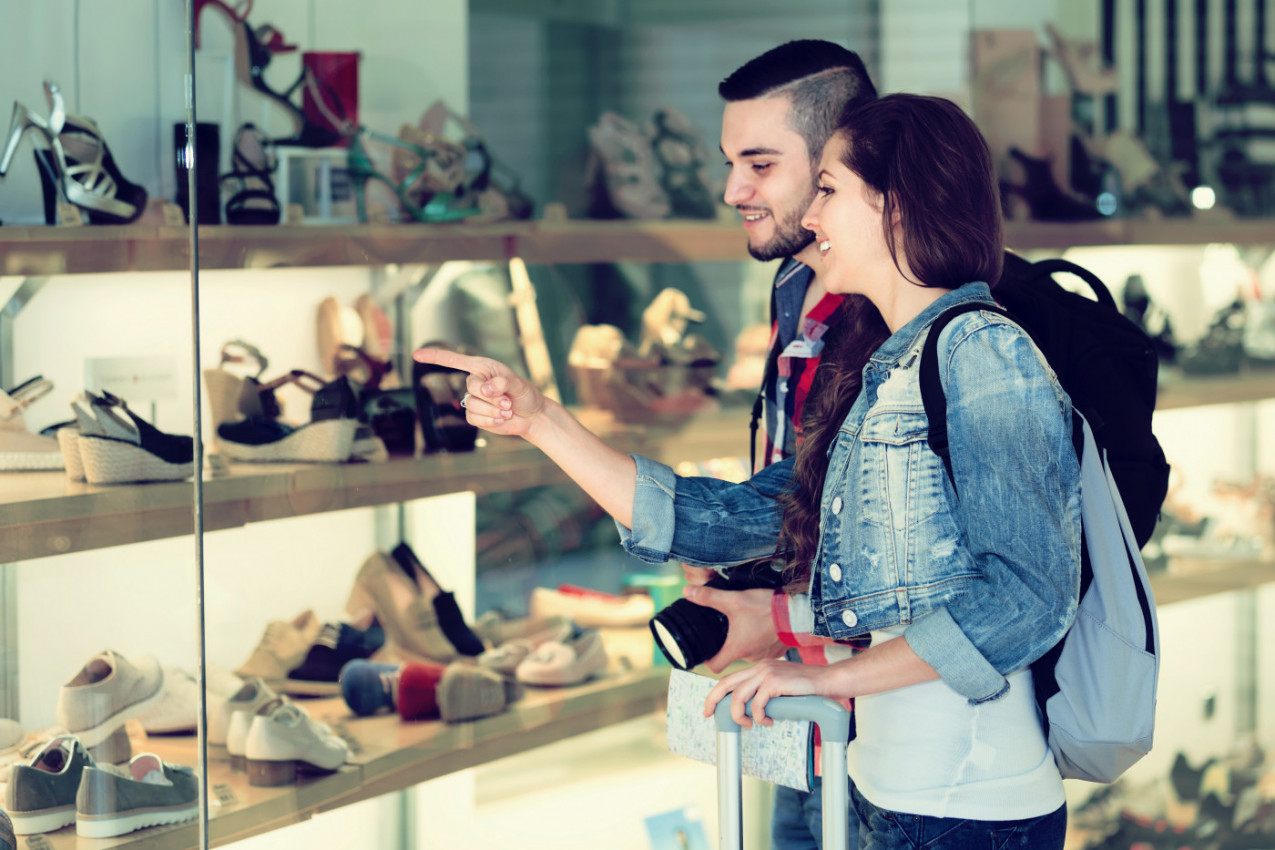 Nije mogla da veruje šta vidi u izlogu po ceni od 150 evra: Moja BABA bi bila milionerka da ih je sačuvala (VIDEO)