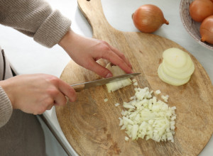 Čitav život pogrešno SECKAMO LUK: Profesionalni kuvar otkriva tajnu kako da ga isečete bez suza!