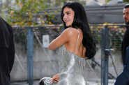 KAJLI sve ostavila bez daha: ZAVODLJIVA haljina koja šljašti jedva je krotila SAVRŠENE obline (FOTO)