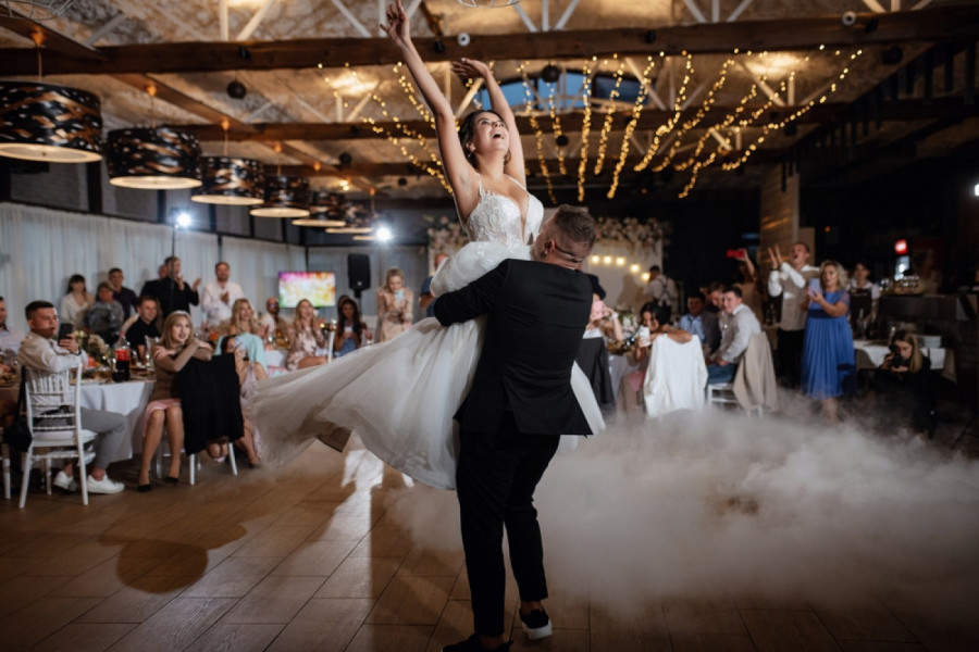 Mladenci se zaigrali na svadbi: Gostima priredili prvu bračnu noć uživo (VIDEO)