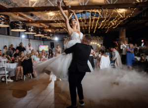 Mladenci se zaigrali na svadbi: Gostima priredili prvu bračnu noć uživo (VIDEO)