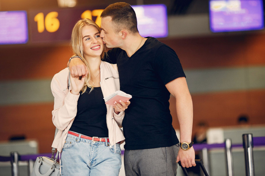 Na aerodromu se opraštala od dečka, kada je sa leđa prišao ON - scena koju svi gledaju u neverici (VIDEO)