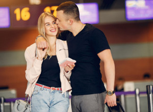 Na aerodromu se opraštala od dečka, kada je sa leđa prišao ON - scena koju svi gledaju u neverici (VIDEO)