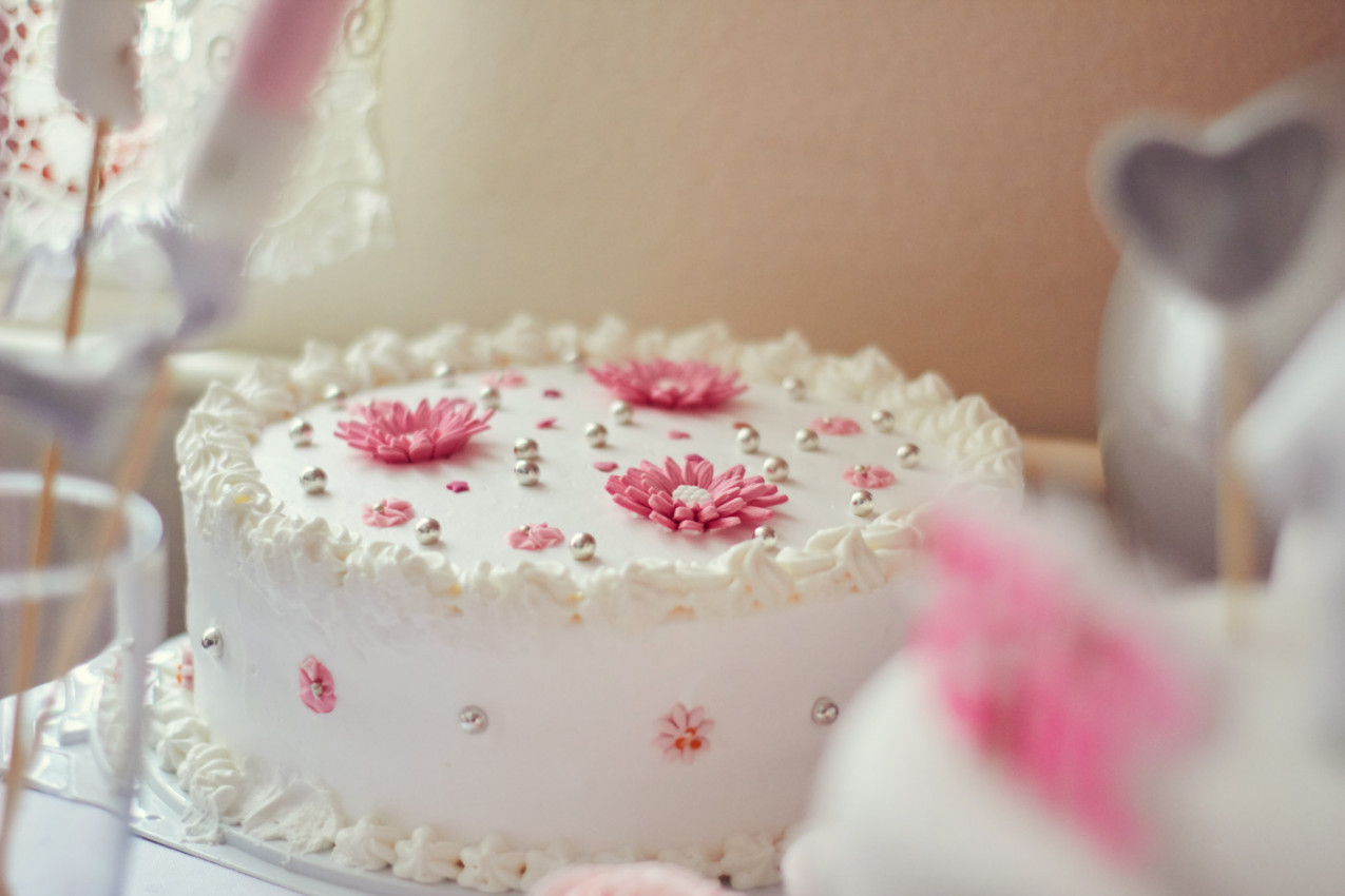 BELI ANĐEO sa malinama: Ova nežna, voćna i kremasta torta opravdava svoje ime