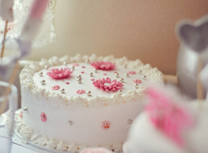 BELI ANĐEO sa malinama: Ova nežna, voćna i kremasta torta opravdava svoje ime