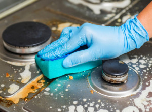 Kako da za 15 minuta BEZ RIBANJA očistite i najprljaviji ŠPORET: Blistaće kao suza, uz minimalan trud