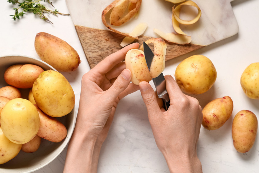 Da li treba ljuštiti krompir pre KUVANJA I PEČENJA? Ovo je jedini ispravan način i mnogo je važno da ga poštujete