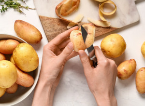Da li treba ljuštiti krompir pre KUVANJA I PEČENJA? Ovo je jedini ispravan način i mnogo je važno da ga poštujete