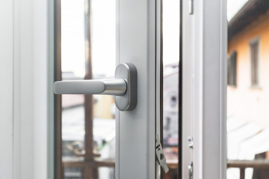 Smrzavate se u stanu, a za sve je kriv jedan ŠRAF! Evo kako da podesite PVC prozore za ZIMU