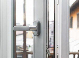 Smrzavate se u stanu, a za sve je kriv jedan ŠRAF! Evo kako da podesite PVC prozore za ZIMU