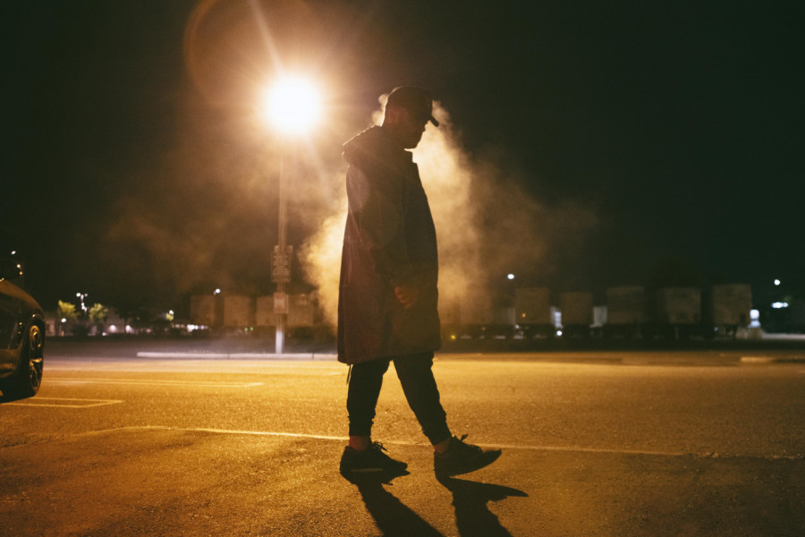 Ceo GRAD priča o njemu, a niko ne zna ko je: Noću se ŠUNJA oko zgrada i radi nešto što NIKO NE OČEKUJE (VIDEO)