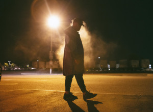 Ceo GRAD priča o njemu, a niko ne zna ko je: Noću se ŠUNJA oko zgrada i radi nešto što NIKO NE OČEKUJE (VIDEO)