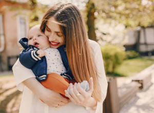 MIA ima sina od 7 dana, a za mesec dana će roditi drugo DETE: Ljudi potpuno zbunjeni kako je ovo moguće!