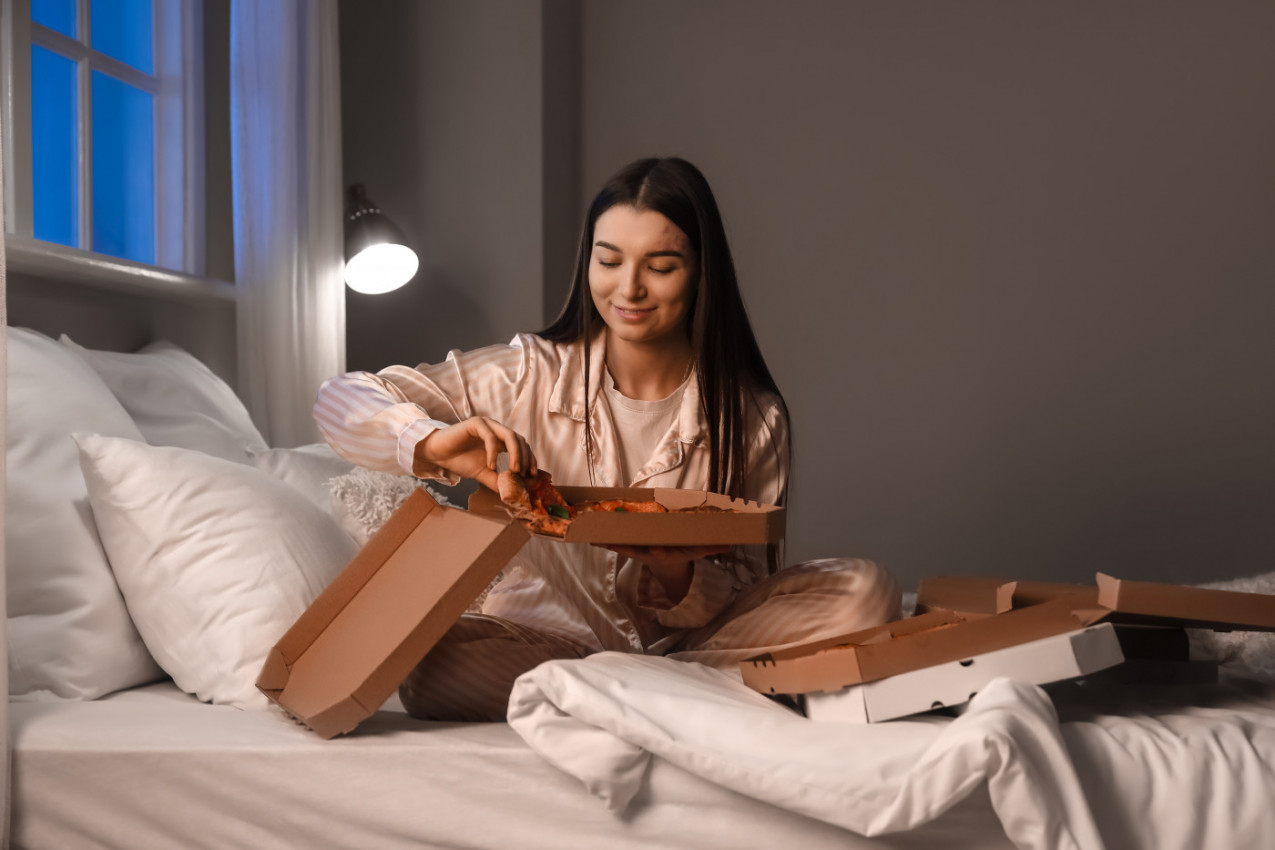 Ponoćna zamka: Kako KASNA VEČERA uništava liniju i zdravlje, trebalo bi da jedete samo do OVOG sata!