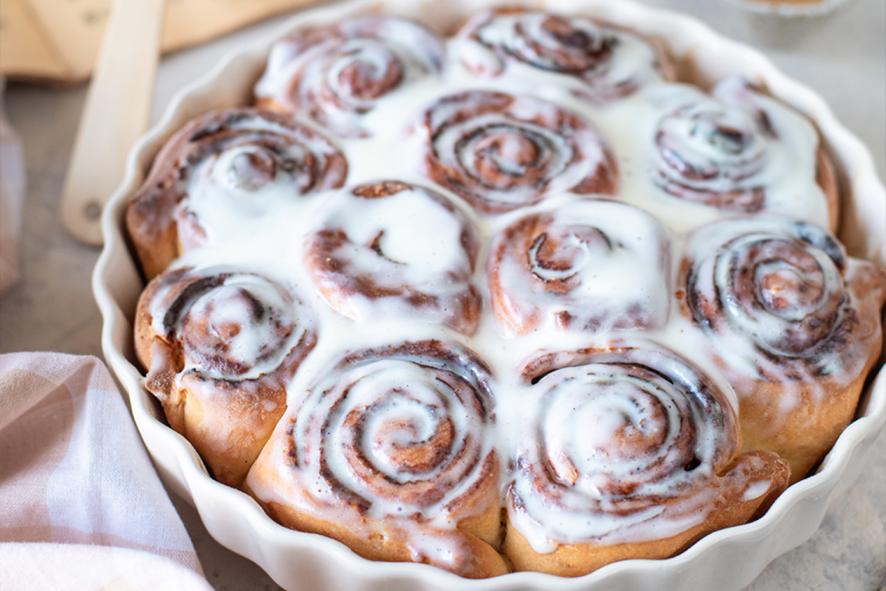 ČOKOLADNE CIMET ROLNICE mirišu na zimu i topli dom: Mekano testo i sočan preliv su sve što vam je potrebno za uživanje