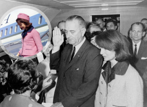 Krvavi šanel kostim DŽEKI KENEDI koji je ušao u istoriju: Zašto je prva dama odbila da ga skine nakon ATENTATA