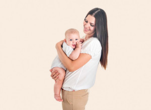 Slikala se s bebom DŽINOM pa je napali je da je koristila veštačku inteligenciju: Ovako je dokazala da je njen sin pravi (VIDEO)