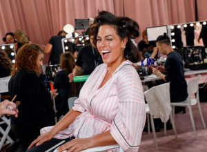 REVIJA koja je slavila ženstvenost i samopouzdanje: Posrnuli Viktorijin anđeo pobrao ovacije