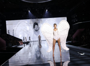 BELA HADID sve iznenadila izlaskom na pistu, a ĐIĐI je briljirala - "Viktorijas sikret" u znaku glamura najpoznatijih sestara (FOTO)