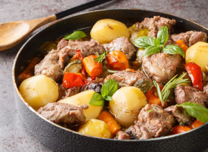 TELETINA iz rerne, ali kao ispod SAČA: Jelo  koje se topi u ustima, stvoreno za uživanje