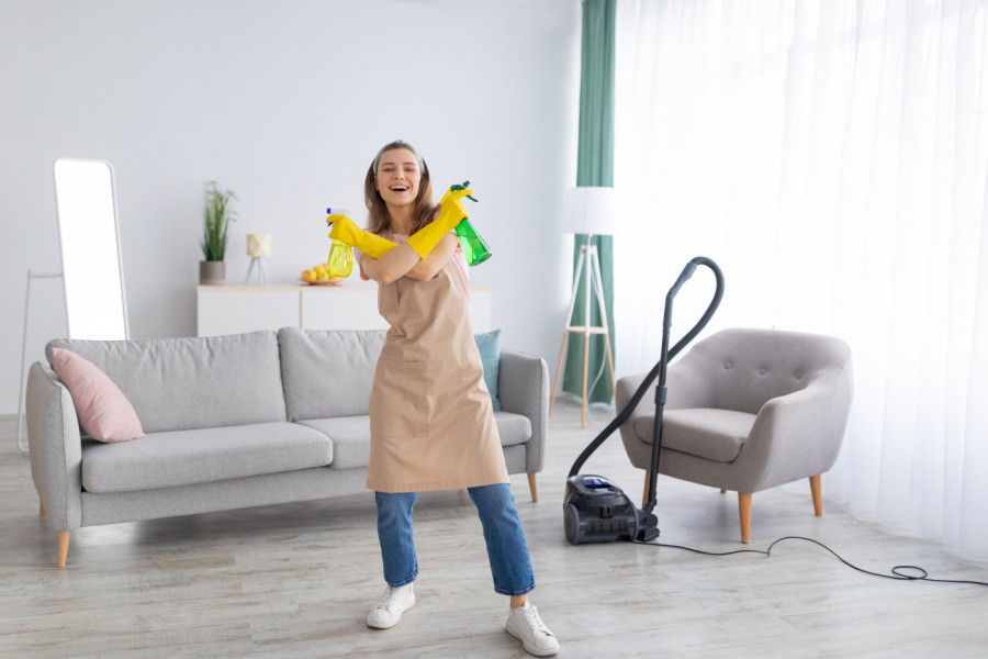 Kako da vam stan uvek blista: Profesionalna ČISTAČICA otkrila 4 trika uz koje je to moguće!