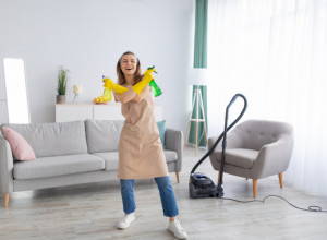 Kako da vam stan uvek blista: Profesionalna ČISTAČICA otkrila 4 trika uz koje je to moguće!