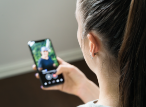 Lažni profili, prevare i razočaranja: Zašto zrelije generacije ne veruju u ONLAJN UPOZNAVANJA?