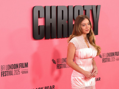 Sidni u roze haljini na premijeri 