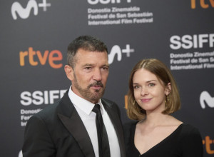 Ćerka Antonija Banderasa napravila svadbu iz BAJKE: Udala se za ljubav iz vrtića, tata rasplakao sve govorom!