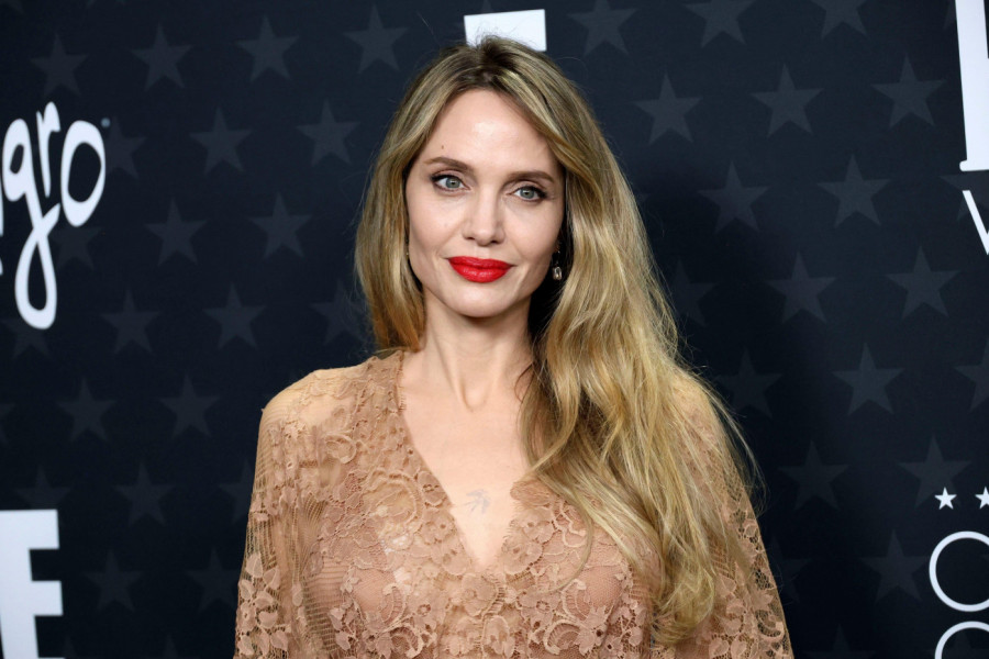 ANĐELINA DŽOLI i sa 50 izgleda kao BOGINJA: Nema bora, koža blista, a eksperti otkrivaju njenu tajnu