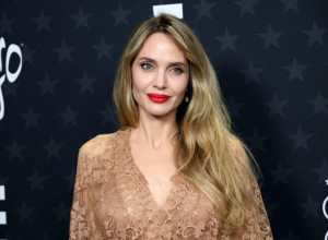 ANĐELINA DŽOLI i sa 50 izgleda kao BOGINJA: Nema bora, koža blista, a eksperti otkrivaju njenu tajnu