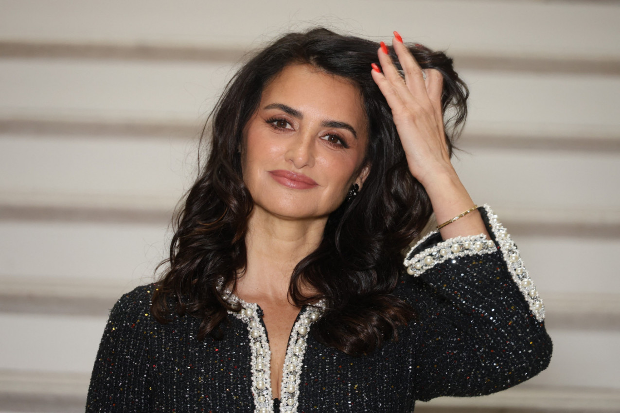 Penelopa preti da zauzme mesto NAJTUŽNIJE žene Holivuda: Dekolte spakovala u haljinu koja na njoj "PUCA", a osmeha nigde