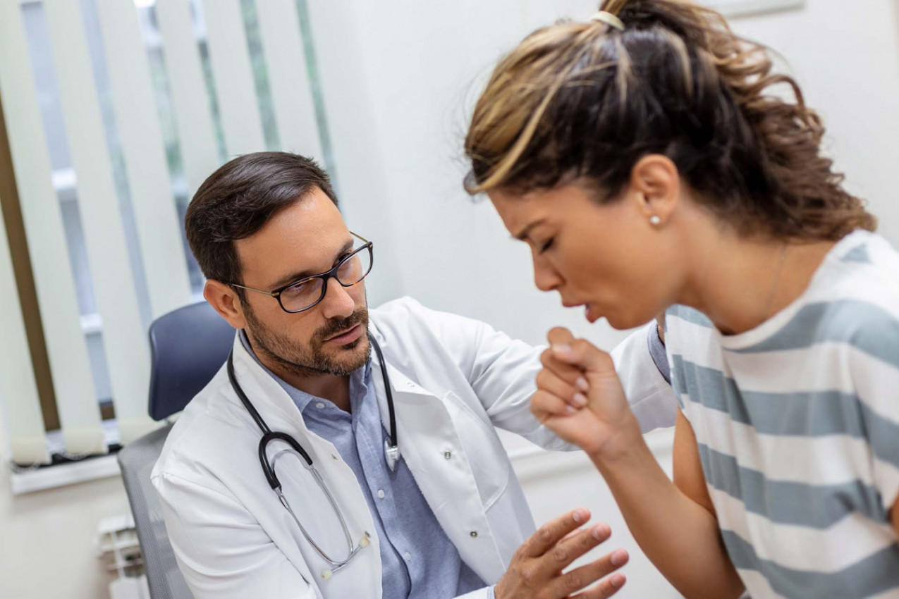 Obratite pažnju, nije samo prehlada: Ovo je tip KAŠLJA koji može biti simptom UPALE  PLUĆA!