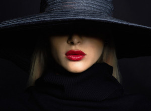 Ako imate ovih 5 osobina, ljudi vas vide kao MISTERIOZNU i INTRIGANTNU osobu