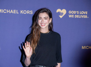 Dve HOLIVUDSKE ZVEZDE zasenile sve: EN HATAVEJ odnela priznanje, ali šou je ipak ukrala ĐIĐI HADID u smeloj haljini (FOTO)