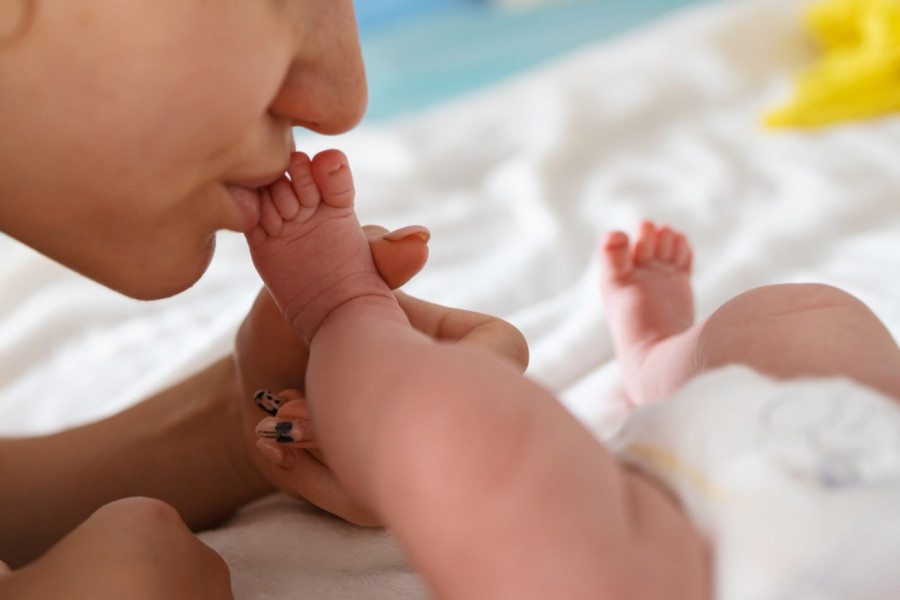 Zašto NIKADA ne bi trebalo LJUBITI bebu u lice ili ruke