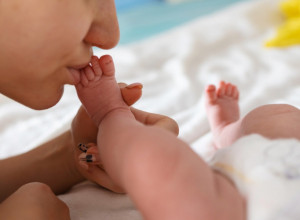 Zašto NIKADA ne bi trebalo LJUBITI bebu u lice ili ruke