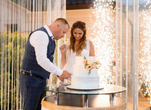 Cela SRBIJA priča o ovoj SVADBI: Kada je stigla mladenačka torta desilo se nešto što je ZAPALILO DRUŠTVENE MREŽE (VIDEO)